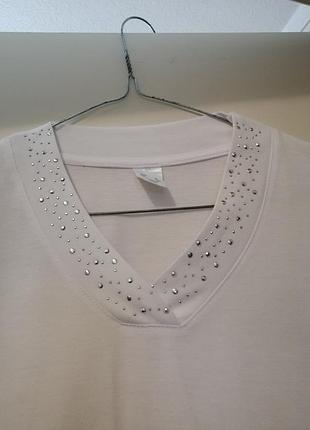 Ошатна біла футболка з камінням.