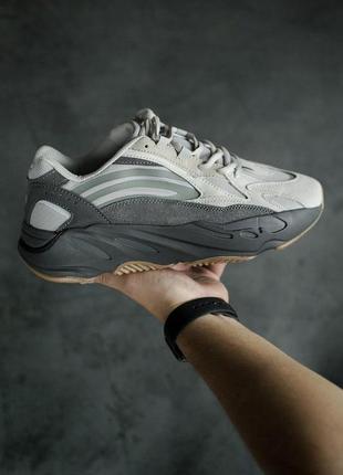 Шикарні чоловічі кросівки adidas yeezy 700 tephra в сірому кольорі (40-45)