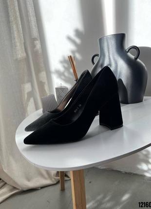 Черные замшевые классические туфли лодочки на высоком толстом каблуке с острым носом6 фото
