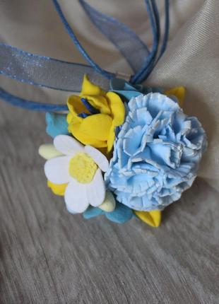 Жовто-блакитний кулончк з квітами з полімерної глини