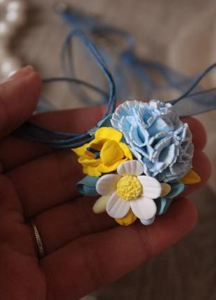 Жовто-блакитний кулончк з квітами з полімерної глини3 фото