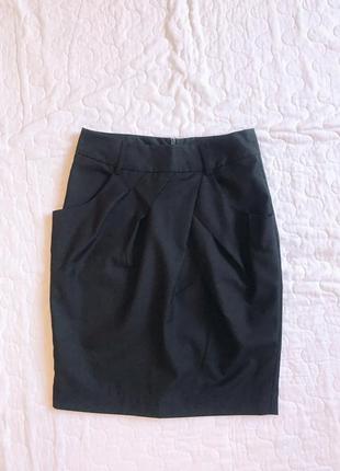 Черная юбка-карандаш с драпировкой и карманами monton школьная1 фото