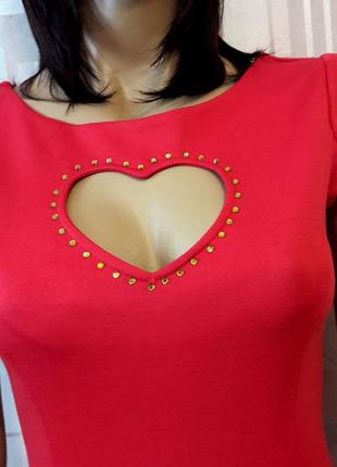 Стильное коралловое платье по фигурке с вырезом сердцем на груди3 фото