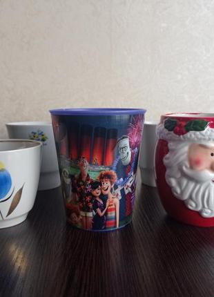 Комплект різних чашок, стаканів 6 штук.