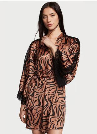 Роскошный халат с кружевной атласной вставкой victoria's secret luxe satin lace robe zebra size m/l