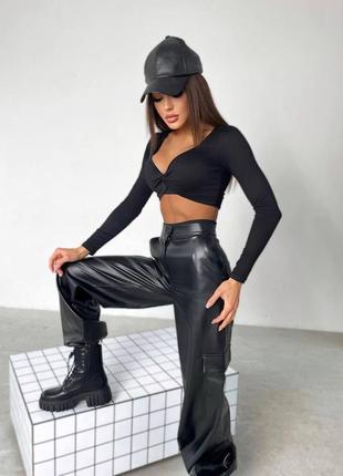 Женские брюки из экокожи матовые черные на высокой посадке широкие карго с затяжками стильные