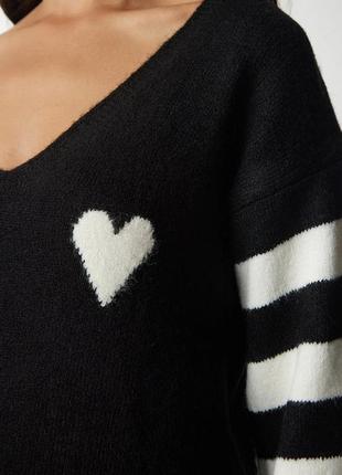 Свитер теплый с сердечком в стиле оверсайз v образный вырез рукав спущенный в полоску с манжетом ткань вязка турция6 фото
