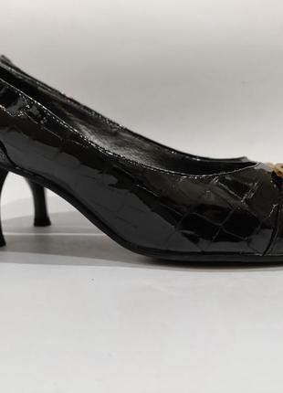 Туфли черные лаковые под крокодила 40р.3 фото