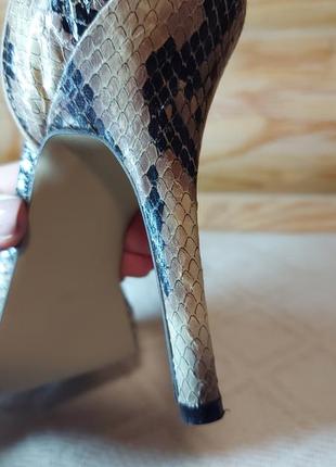 Элегантные босоножки sisley на каблуке с застежкой5 фото