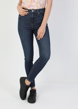 Узкие джинсы скинни на хрупкую девушку colin`s1 фото