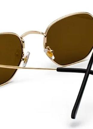 Солнцезащитные очки с золотой оправой и темно-коричневыми линзами2 фото