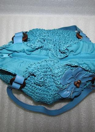 Лёгкая голубая соломенная сумка с цветком6 фото