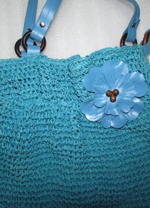Лёгкая голубая соломенная сумка с цветком2 фото