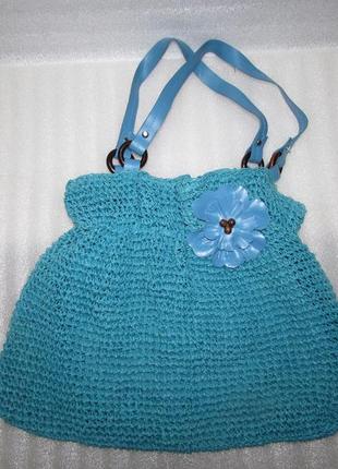 Лёгкая голубая соломенная сумка с цветком3 фото