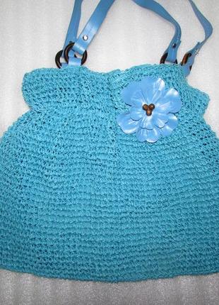 Лёгкая голубая соломенная сумка с цветком1 фото