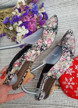 Новенькі барвисті босоніжки туфлі в квітковий принт tamaris