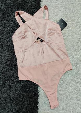 Сатинове боді пудрове prettylittlething