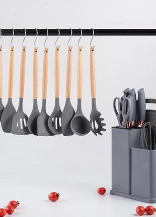 Набор кухонных принадлежностей на подставке 19 штук из силикона с бамбуковой ручкой серый3 фото