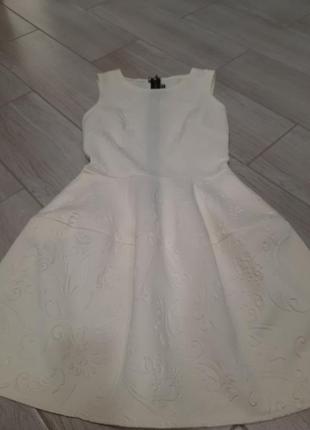 Классное белое платье с пышной юбкой