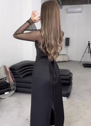 Черное длинное платье со шнуровкой с длинными рукавами из сетки в утяжелителе красивое стильное утонченное однотонное5 фото