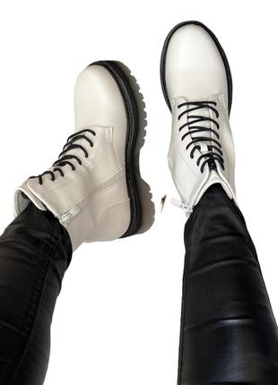 Белые ботинки на черной платформе3 фото