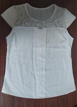 Белая блузка с кружевным верхом