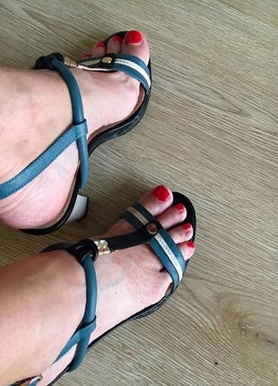 Шкіряні босоніжки в морському стилі