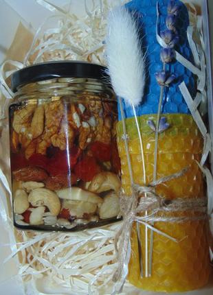 Подарунковий набір горіхи асорті з медом та свічкою з вощини