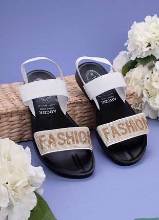 Стильные белые босоножки сандалии на резинке со стразами низкий ход