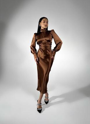 Платье миди шелковое с открытой спинкой, бантом и рукавом нарядное коричневое / шоколадное1 фото