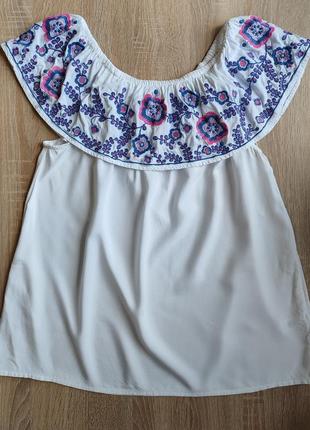 Белая легкая блузка - майка с вышивкой на плече tu