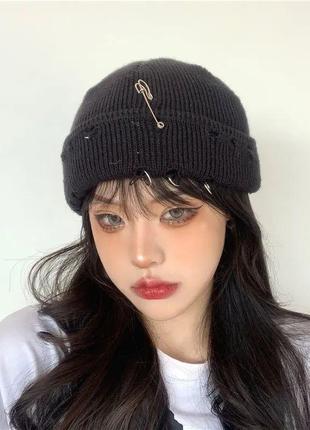 Шапка бини с пирсингом и потертостями черная шапка унисекс с дырками и кольцами гранж эмо кэжуал панк рок в корейском стиле k-pop мужская женская1 фото
