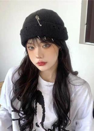 Шапка бини с пирсингом и потертостями черная шапка унисекс с дырками и кольцами гранж эмо кэжуал панк рок в корейском стиле k-pop мужская женская7 фото