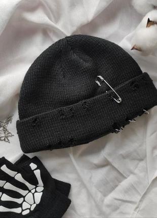 Шапка біні з пірсингом і потертостями чорна шапка унісекс з дірками та кільцями гранж емо кежуал панк рок  у корейскому стилі k-pop чоловіча жіноча2 фото