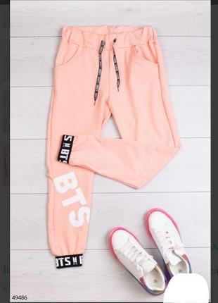 Стильные розовые персиковые спортивные штаны на манжете с надписями