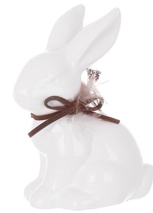 Декоративная, фарфоровая фигурка кролик с перышком 8*5*10.4см., белого цвета. статуэтка кролик