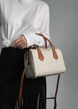 Женская кожаная сумка small hayes duffle crossbody bag vanilla/luggage5 фото