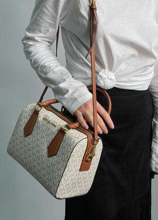 Женская кожаная сумка small hayes duffle crossbody bag vanilla/luggage6 фото