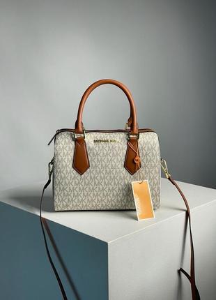 Женская кожаная сумка small hayes duffle crossbody bag vanilla/luggage4 фото