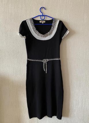 Платье черно-белое блестки с имитацией пояса и бусинками бусы