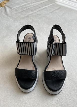 Босоножки estro