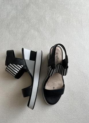Босоножки estro