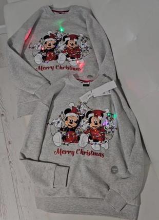 Новорічний / різдвяний светр толстовка на флісі з гірляндою світшот міккі маус сірого кольору6 фото
