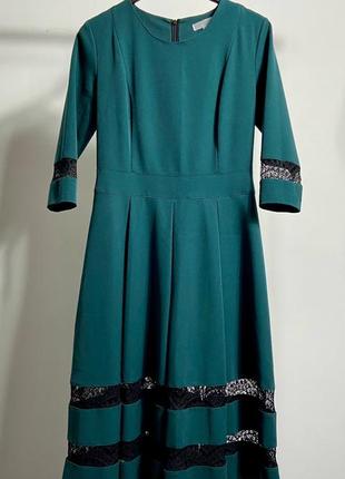 Тепла класична сукня з мереживом смарагдова український бренд7 фото