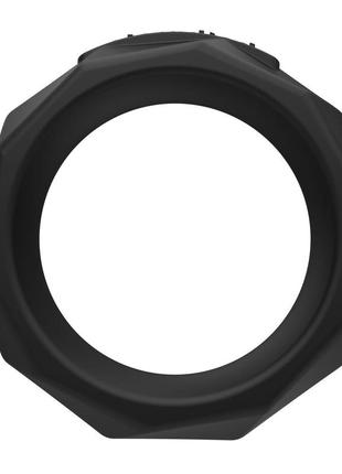 Видеода семіз әйел бетін басып отырды.