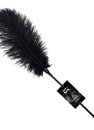 Щіткалка зі страусячим пером art of sex — puff peak, колір чорний