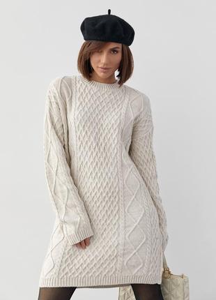 Вязаное платье-туника с узорами из косичек и ромбиков5 фото