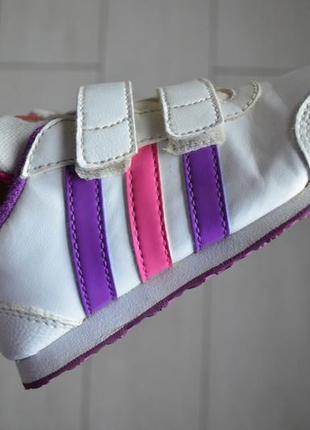 Кросівки adidas.