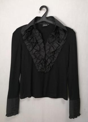 Нарядная блузка черного цвета с отложным воротником жабо и высокими манжетами s