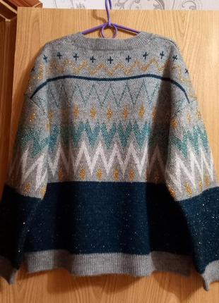 Женский тёплый свитер с украшением7 фото